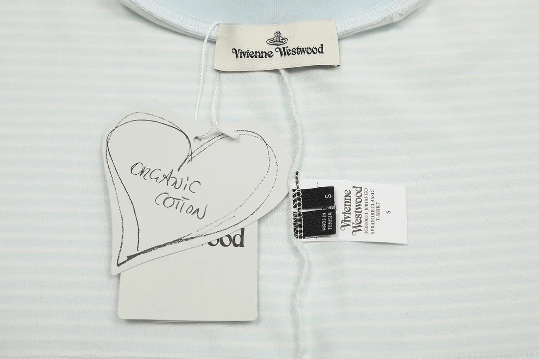 vivienne west wood west queen vivian ‼ ️Best-selling model in June Striped classic embroidered short-sleeves Pinstriped pure cotton stretch fabric Children's clothing-level quality Soft and skin-friendly The upper body is extremely comfortable Top-selling models of 2024 No need to say more Just go to the details Full series of correct accessories As we all know, striped fabrics need to be cut according to the grain The loss is huge It is twice the cost of ordinary solid-color short-sleeved fabrics Every detail is completely restored and directly stretched Color: Pink Blue Green Size: XS-L